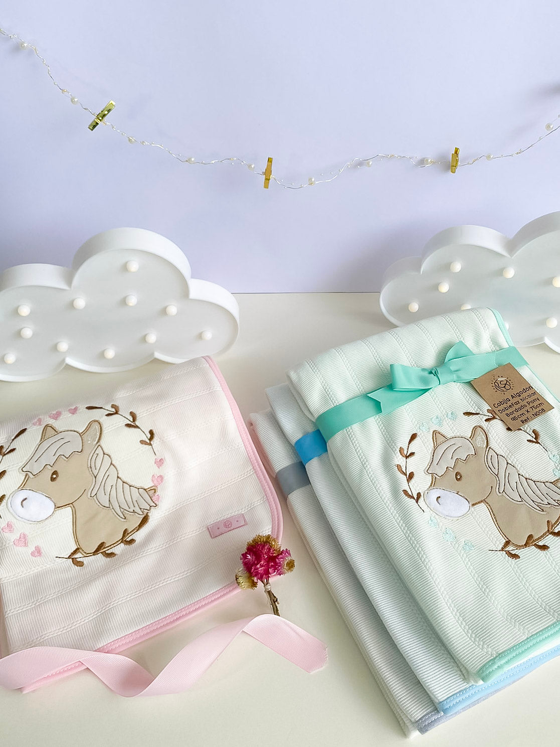 Carrusel de Sueños Celeste - Cobija Pony Bordada Doble Faz