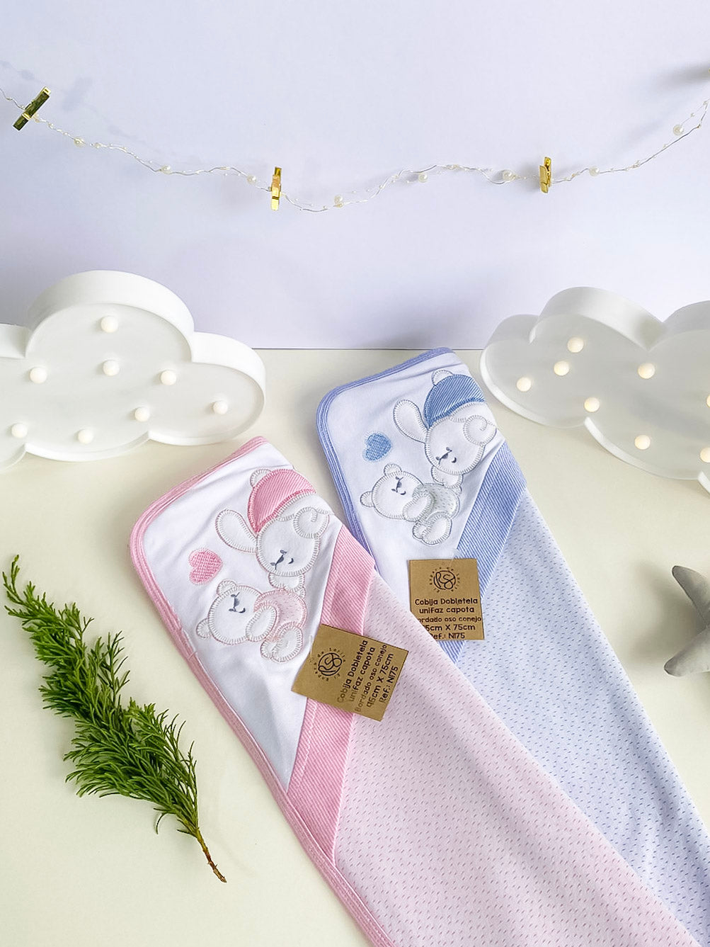 Abrazos del Bosque Celeste - Cobija Conejo-Oso Bordada y Capota